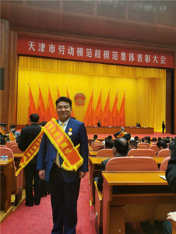 徐长青荣获市级劳动模范称号(徐长青提供)_副本.jpg 徐长青荣获市级劳动模范称号(徐长青提供)_副本.jpg